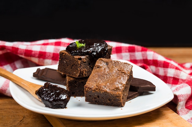 Delicioso doce amargo e fudge. Brownie é um tipo de bolo de chocolate.