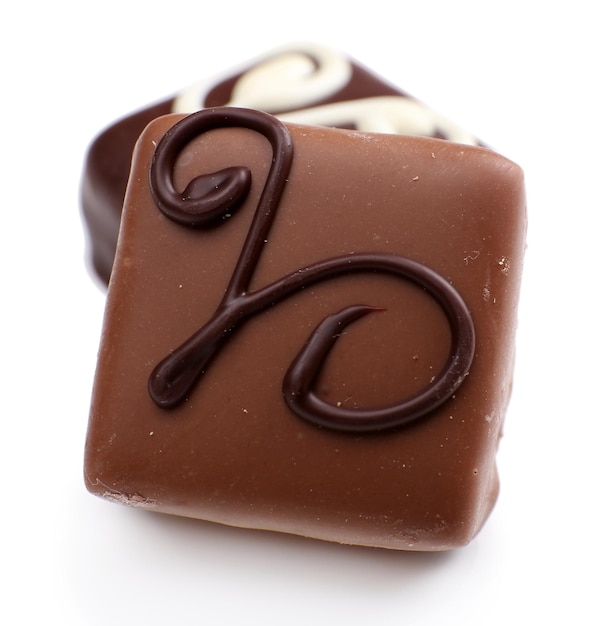 Delicioso doce de chocolate isolado em branco