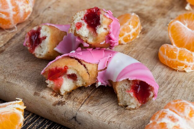 delicioso donut cubierto de chocolate rosa y blanco con relleno de sabor a fresa, donuts con relleno de bayas y chocolate