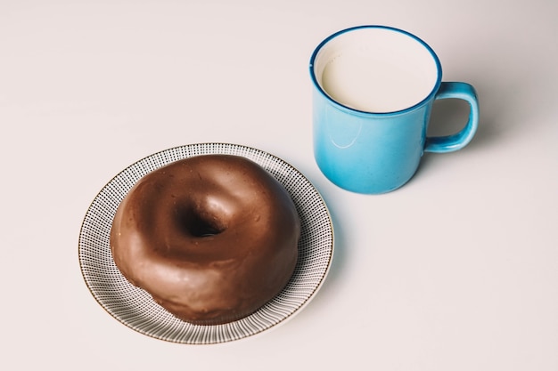 Delicioso donut de chocolate fresco com fundo branco apetitoso e saboroso donut glaceado pronto para comer