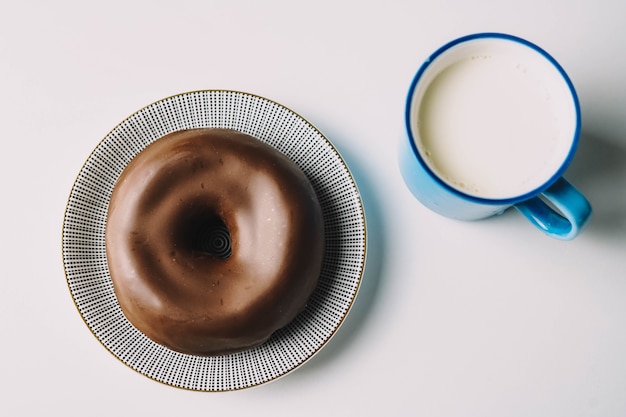 Delicioso donut de chocolate fresco com fundo branco apetitoso e saboroso donut glaceado pronto para comer