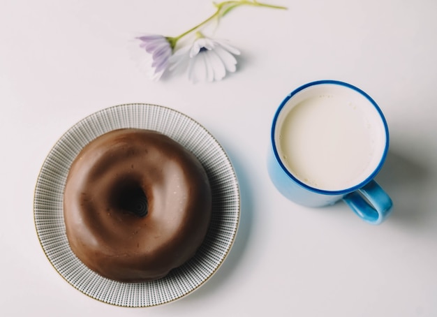 Delicioso donut de chocolate fresco com fundo branco apetitoso e saboroso donut glaceado pronto para comer