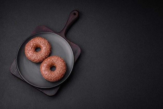 Delicioso donut de cobertura de chocolate polvilhado com lascas de chocolate