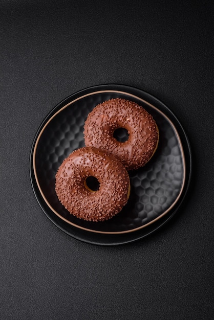 Delicioso donut de cobertura de chocolate polvilhado com lascas de chocolate