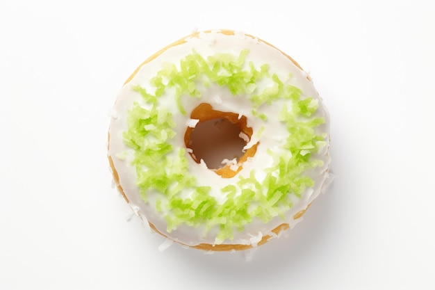 Delicioso donut de coco e limão isolado em fundo branco