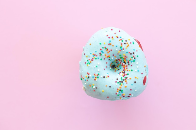 Delicioso donut na cor de fundo rosa