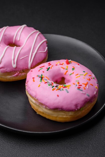 Delicioso donut con relleno de crema y nueces sobre un fondo de hormigón oscuro