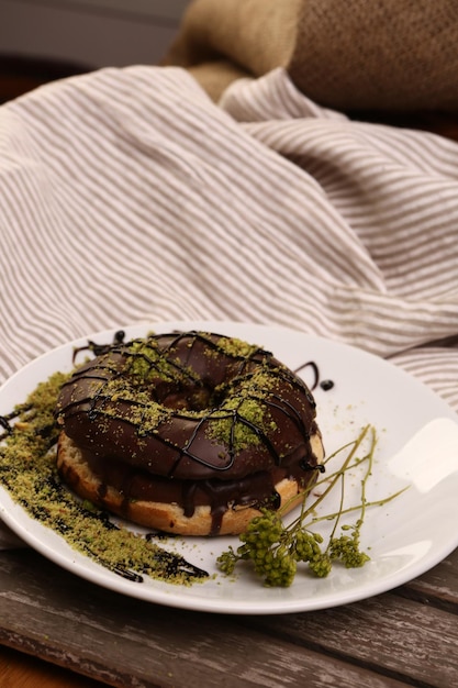 Delicioso donut con salsa de chocolate y trocitos de pistacho