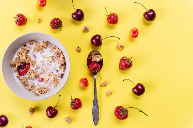 Delicioso e saudável café da manhã com cereais integrais, muitas frutas secas, nozes, grãos e cerejas frescas