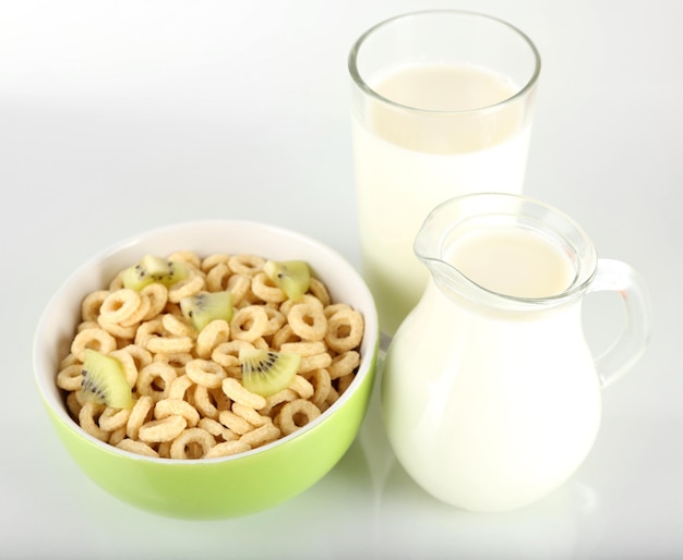 Delicioso e saudável cereal em tigela com leite isolado no branco