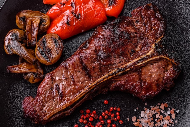 Delicioso e suculento bife de carne com sal, especiarias e ervas