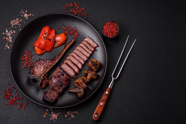 Foto delicioso e suculento bife de carne com sal, especiarias e ervas