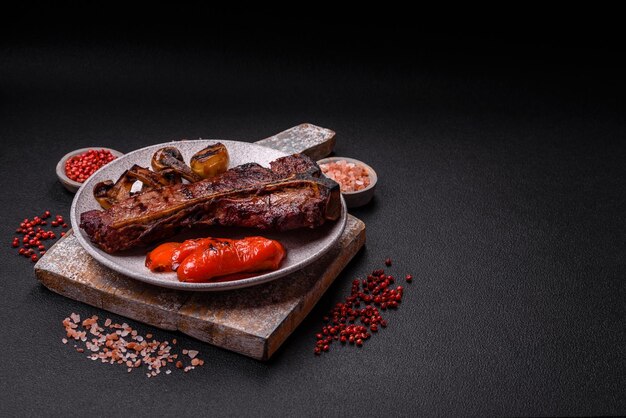 Foto delicioso e suculento bife de carne com sal, especiarias e ervas