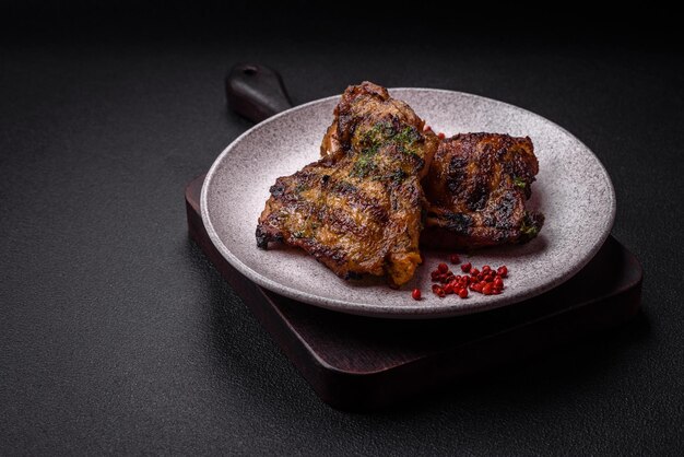 Foto delicioso e suculento bife de carne ou frango com especiarias salgadas e ervas