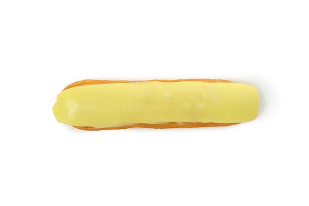 Delicioso eclair con natillas aislado en blanco