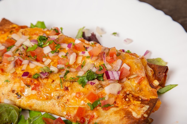 Delicioso enchilada de frango mexicano com legumes