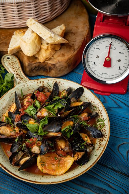 Foto delicioso ensopado de frutos do mar com mexilhões na mesa de madeira