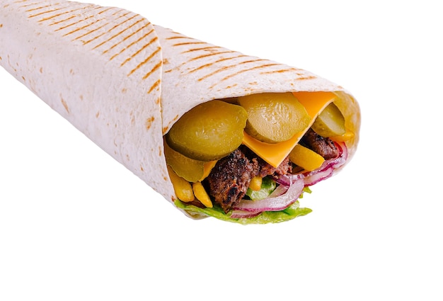 Delicioso envoltorio lleno de verduras frescas y carnes saladas