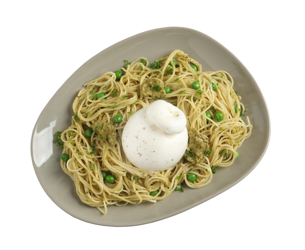 Delicioso espaguete com ervilhas de queijo burrata e molho pesto isolado na vista superior branca