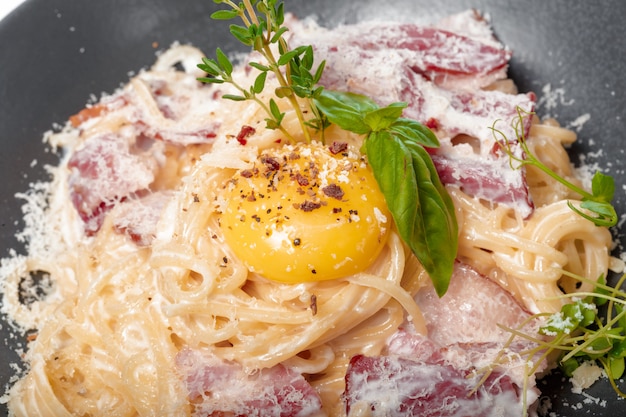 Delicioso espagueti pasta cocinar con crujiente tocino servir