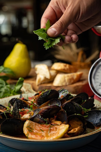 Foto delicioso estofado de mariscos con mejillones en mesa de madera