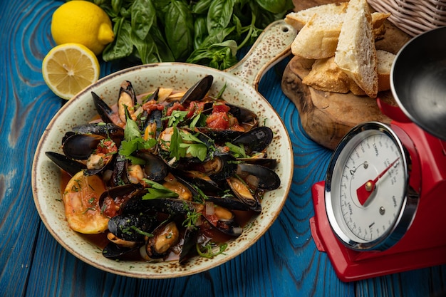 delicioso estofado de mariscos con mejillones en mesa de madera