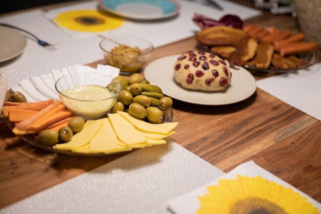 Foto delicioso fiambre vegano de diversas verduras y proteínas servido en una mesa de comedor de madera