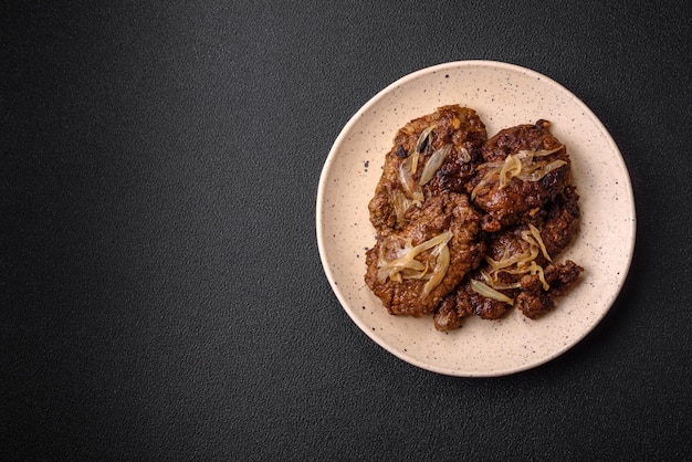 Foto delicioso fígado de frango ou carne frita com especiarias e ervas salgadas