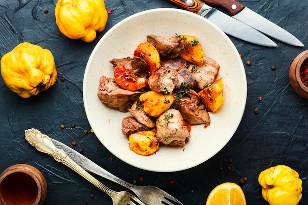 Delicioso fígado frito com pedaços de marmelo em um prato