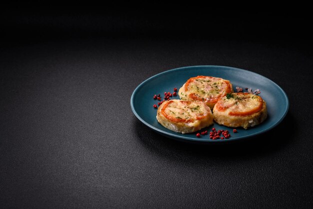 Delicioso filé de peixe assado com queijo, tomates, sal, especiarias e ervas