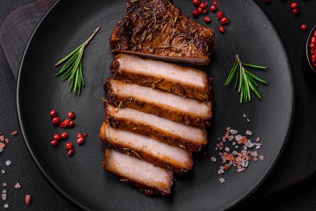 Delicioso filete de cerdo jugoso con hueso con especias y hierbas