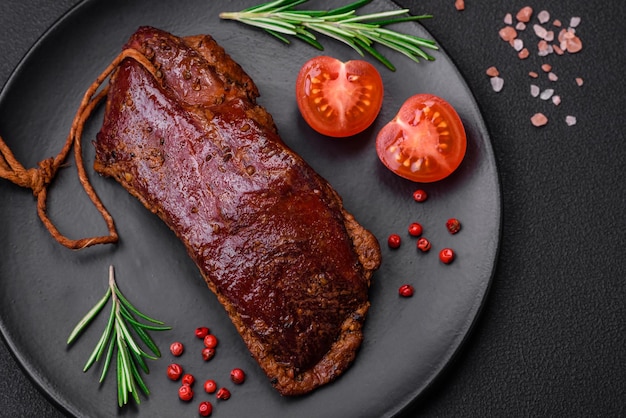 Delicioso filete o pechuga de pato a la plancha o ahumado con especias y sal