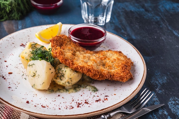 Delicioso filete de pollo con costra de patata en un plato