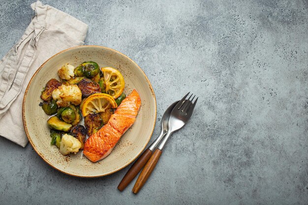 Delicioso filete de salmón con coles de Bruselas asadas