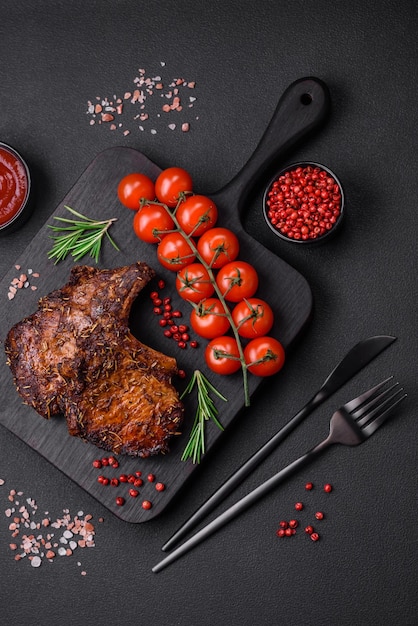 Delicioso filete de ternera o cerdo con hueso a la parrilla con especias y romero