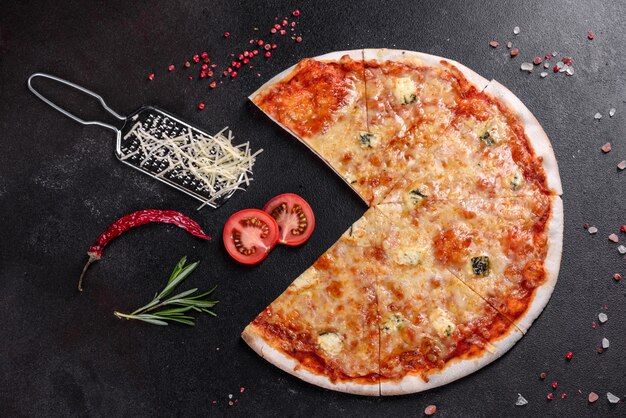 Delicioso forno fresco cozido pizza quatro queijos na mesa do restaurante acolhedor