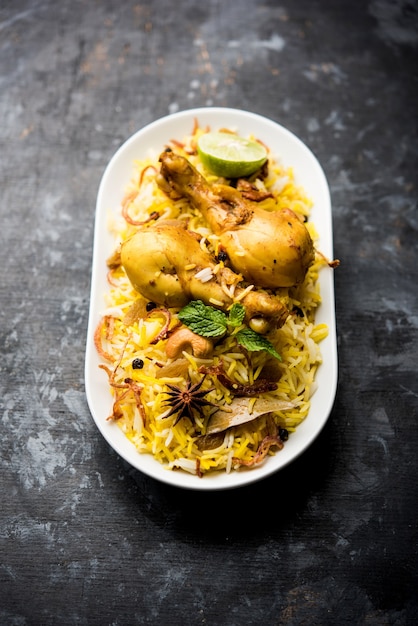 Delicioso frango picante biryani em uma tigela sobre fundo temperamental, é uma comida popular indiana e paquistanesa