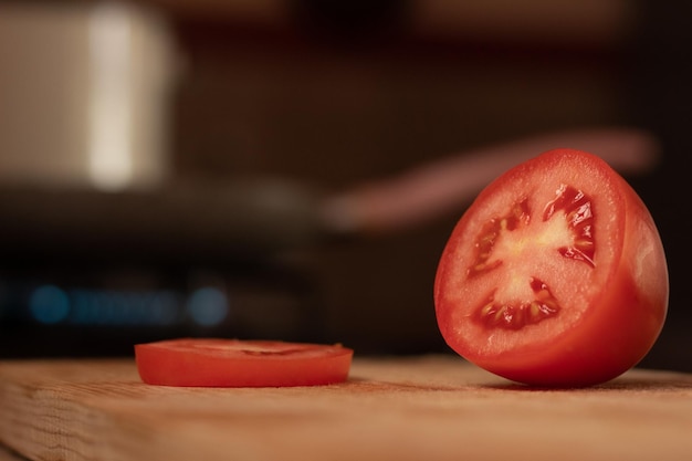 Delicioso y fresco tomate rojo cortado en primer plano