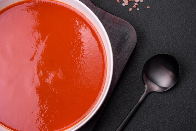 Foto delicioso gaspacho fresco com pão ralado, sal e especiarias numa placa de cerâmica