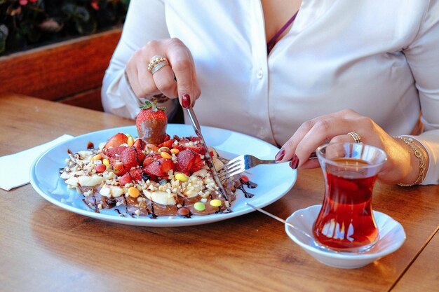 Delicioso gofre con salsa de chocolate