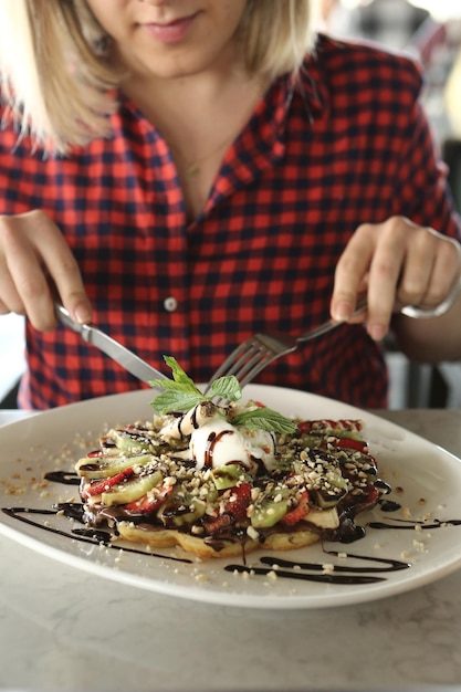 Delicioso gofre con salsa de chocolate