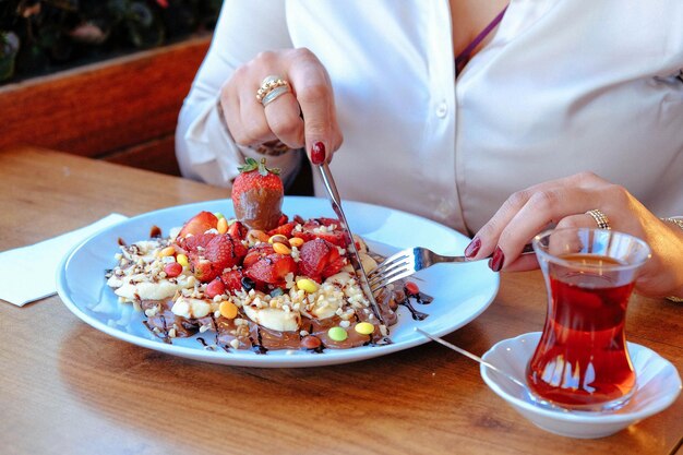 Delicioso gofre con salsa de chocolate