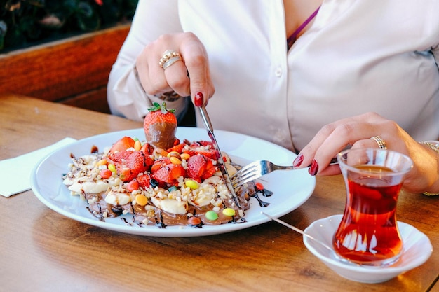 Delicioso gofre con salsa de chocolate