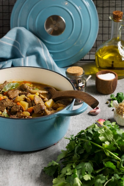 Foto delicioso goulash em pote azul alto ângulo