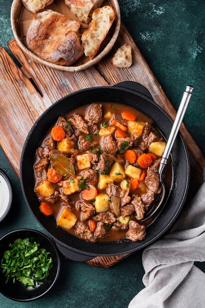 Foto delicioso goulash pronto para o jantar