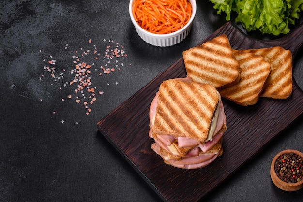 Delicioso grelhador de torradas frescas com queijo e presunto Sanduíches lanche rápido