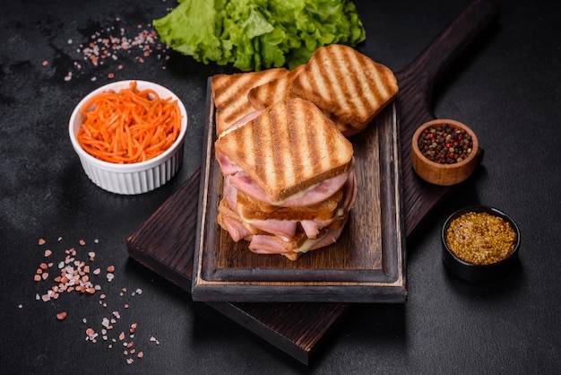 Delicioso grelhador de torradas frescas com queijo e presunto sanduíches lanche rápido