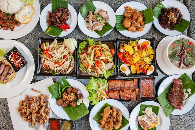 Delicioso grupo de muita comida tailandesa na vista de mesa