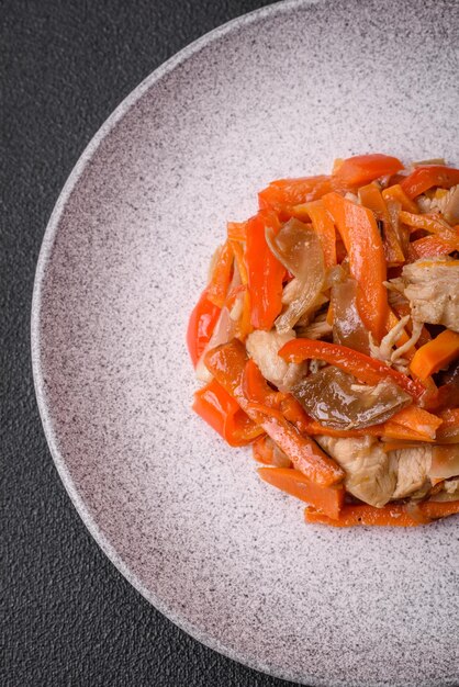 Foto delicioso guisado fresco com frango ou peru com rodelas de pimentão e cenoura