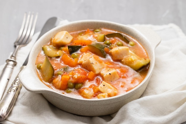 Delicioso guiso de calamares con verduras en bol